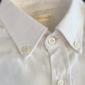 Camisa de algodón de bambú blanca y botones de concha nácar