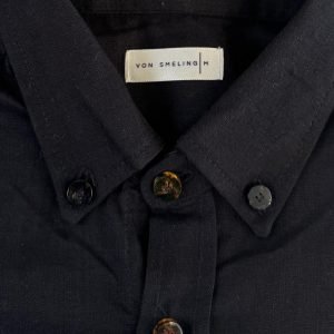 Camisa de algodón de bambú negra y botones de ámbar