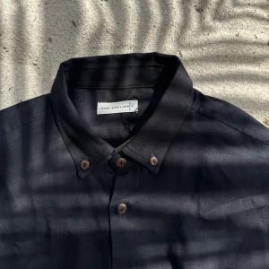 Camisa de algodón de bambú negra y botones de coco para hombre