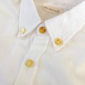Camisa de algodón de bambú blanco y botones de ámbar para hombre