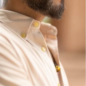 Camisa de algodón de bambú, beige y botones de ámbar para hombre