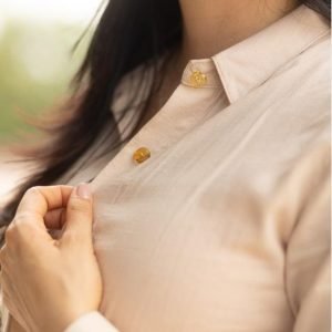 Camisa de algodón de bambú, beige y botones de ámbar para mujer