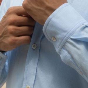 Camisa de algodón de bambú y botones de concha, color celeste